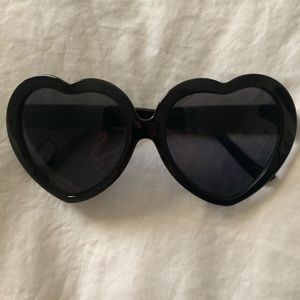 BLACK HEART-SHAPED SUNGLASSES